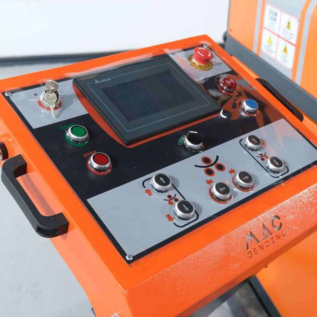 Máquina Roladora de Perfiles modelo PBM 60 HYDRAULIC + HYDRAULIC GUIDE ROLLS + VARIABLE SPEED OF ROTATION Trifásica 220V/60Hz MACBENDIG