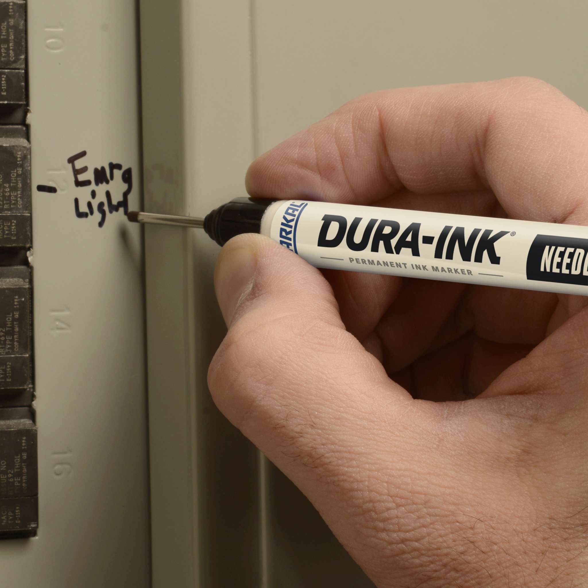 Pennarello Permanente Markal Dura-Ink 5 – Punta Extra Fina Da 1 Mm, Nero, Confezione Da 12 Per Marcatura Su Metallo, Plastica E Legno
